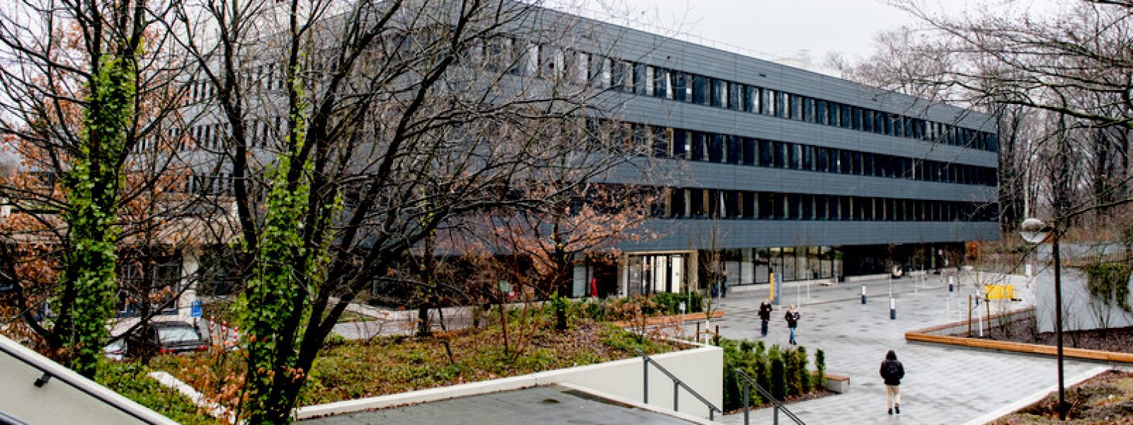 GD Vorplatz und Haupteingang