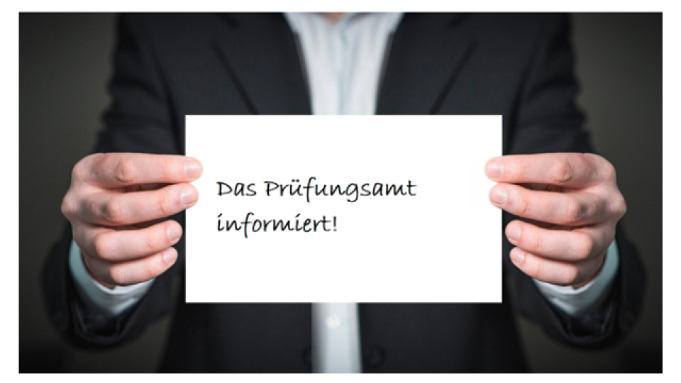 Auf diesem Bild ist zu sehen, wie zwei Hände ein weißes Blatt Papier halten auf dem steht "Das Prüfungsamt informiert"